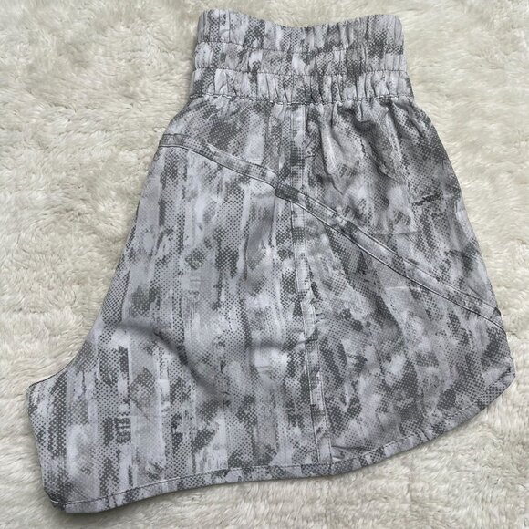 Lululemon #LW7AQQS Women's Grey White Track That Mid-Rise Shorts Size 4 - Picture 2 of 6